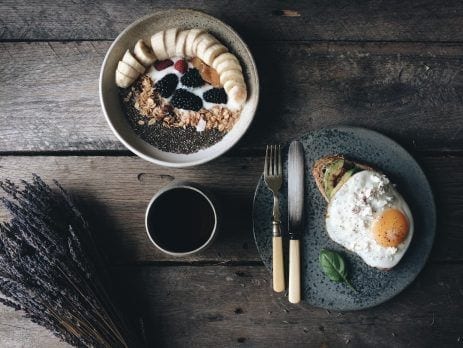 plato de desayuno equilibrado con granos, cafe y huevos